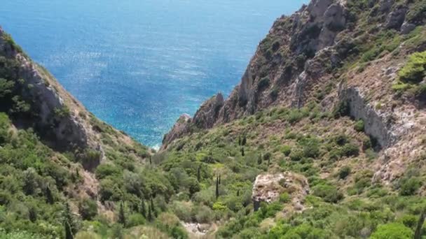 드론으로 그리스의 코르푸 서쪽에 천사의 성이나 앙겔로스 카스트로 가까운 바위산의 — 비디오