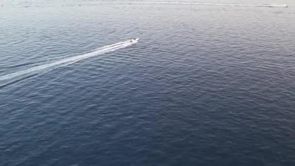 Vista Aérea Drone Sobre Barco Velocidade Correria Bicicleta Jato Longo — Vídeo de Stock