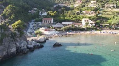 Uzakta Pelekas Kontogialos plajı ve Glyfada plajı üzerindeki hava aracı görüntüsü. Korfu, Yunanistan.
