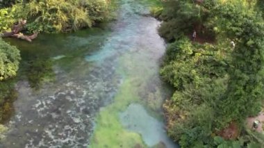 Arnavutluk 'un güneyindeki Vlore County' deki Muzine yakınlarındaki Mavi Gözlü su kaynağı üzerindeki hava aracı görüntüsü. Popüler bir turizm merkezi..