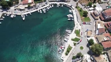 Yunanistan 'ın Korfu Adası' nın kuzeyinde ikonik küçük liman ve balıkçı köyü olan Kassiopi marinası üzerindeki hava aracı görüntüsü.