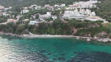 Yunanistan 'ın Corfu adasının doğusundaki Mparmpati' deki kayalık sahil plajı üzerinde insansız hava aracı görüntüsü.