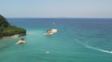 Yunanistan 'ın Korfu adasındaki ünlü turizm merkezi Kanal d' Amour veya Aşk Kanalı 'nda yüzen insanların insansız hava aracı görüntüsü.