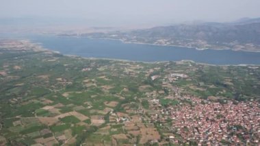 Polyphytos Yapay Gölü üzerinde hava aracı görüntüsü, Larissa, Yunanistan.
