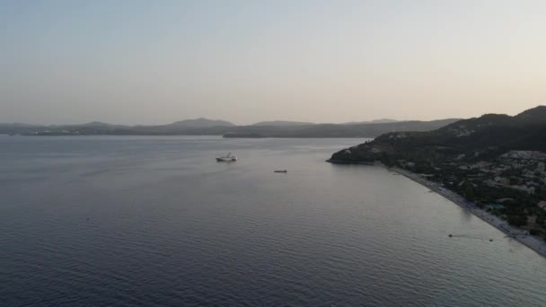 Vista Aérea Del Dron Sobre Costa Rocosa Del Atardecer Mparmpati — Vídeo de stock
