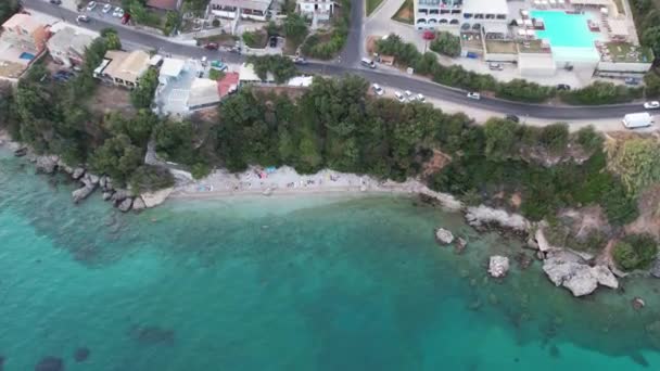 コルフ島の東 マルンパティ島の岩礁海岸のビーチを見下ろす空中ドローンの眺め — ストック動画