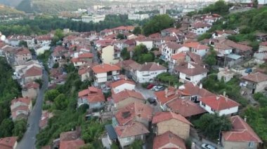 Bulgaristan 'ın tarihi Veliko Tarnovo kentinde hava aracı manzarası.