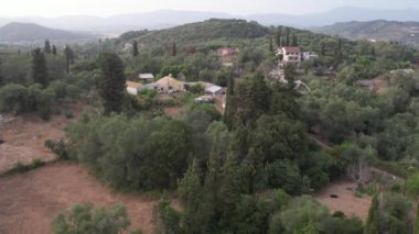 Yunanistan 'ın orta kesimindeki Korfu Adası' ndaki tipik kırsal arazi üzerindeki hava aracı görüntüsü.