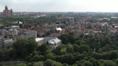 Romanya 'nın başkenti Cismigiu Gardens ile Bükreş şehir merkezi üzerindeki hava aracı manzarası.