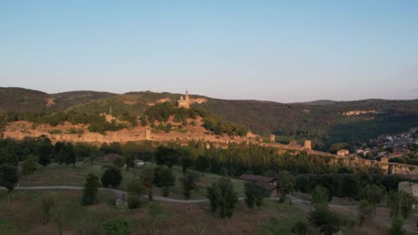 Vista Aérea Del Dron Sobre Veliko Tarnovo Con Fortaleza Tsarevets — Vídeos de Stock