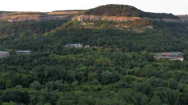 Vista Aérea Del Dron Sobre Las Pintorescas Colinas Veliko Tarnovo — Vídeo de stock