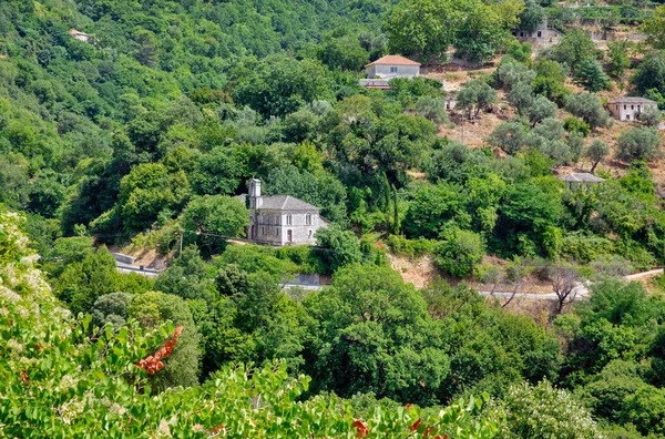 ถนนภ เขาท โบสถ เซนต ธนาซ ใกล เทมไพน ในเขต Vlore ภาคใต — ภาพถ่ายสต็อก