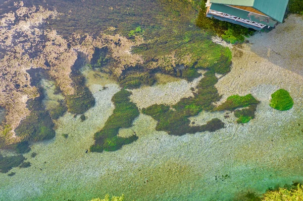 アルバニア南部のヴォロア郡ムジネ近くの青い目の水の泉を見下ろす空中ドローンの眺め 人気の観光名所 — ストック写真
