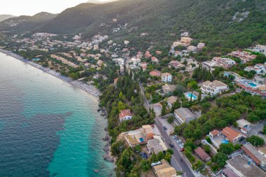 Yunanistan 'ın Korfu adasının doğusundaki Mparmpati ve Barbati Plajı' ndaki kayalık sahil üzerinde insansız hava aracı görüntüsü.