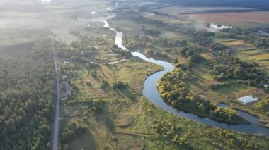 Günbatımında hava aracı görüntüsü. Yaz nehri. Ros sakin su, Orta Ukrayna.