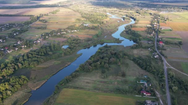乌克兰中部落日余晖中的无人驾驶飞机俯瞰罗斯平静的河水 — 图库视频影像