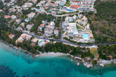 Yunanistan 'ın Korfu adasının doğusundaki Mparmpati tatil köyü üzerinde insansız hava aracı görüntüsü.