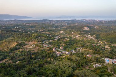 Yunanistan 'ın orta kesimindeki Korfu Adası' nda günbatımında tipik kırsal arazi manzarası üzerinde hava aracı görüntüsü.