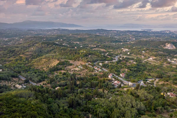 ギリシャの日没のコルフ島中央部の典型的な農村風景に対する空中ドローンの眺め — ストック写真