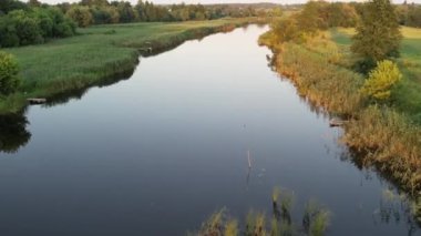 Yaz güneşli günbatımı nehri Ros sessiz su, Orta Ukrayna