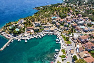 Yunanistan 'ın Korfu Adası' nın kuzeyinde ikonik küçük liman ve balıkçı köyü olan Kassiopi marinası üzerindeki hava aracı görüntüsü.
