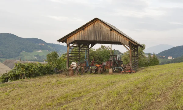 Garaż ciągnika gospodarstwa w górach — Zdjęcie stockowe