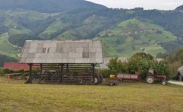 Granja tractor garaje en las montañas —  Fotos de Stock