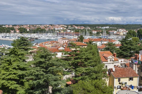 Panoramę miasta i przystani, istria, Chorwacja Novigrad — Zdjęcie stockowe