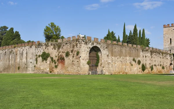 Pisa, Toscana, Italia. Nuove mura della città . — Foto Stock