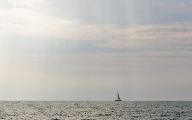 Günbatımı yat ile Akdeniz deniz manzarası