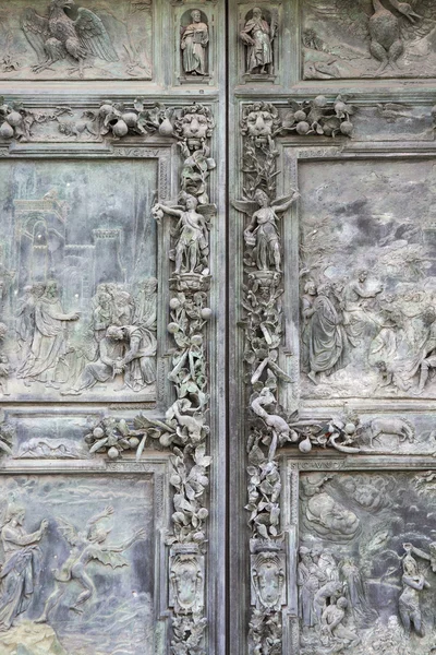 Бронзовая дверь, Пизский собор — стоковое фото