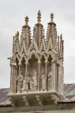 Pisa Camposanto mezarlığı çatı heykeller