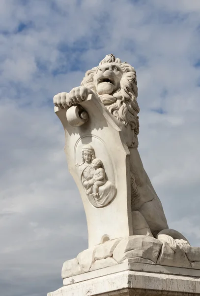 Pisa white statue of a lion near Arno river — Stock Photo, Image