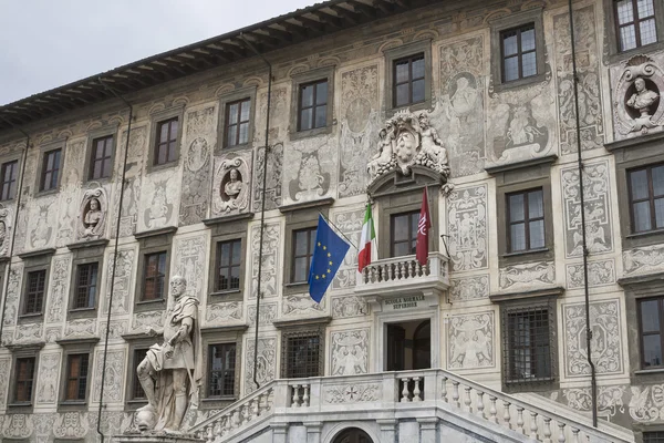 Building of University on Piazza dei Cavalieri in Pisa — Stock Photo, Image