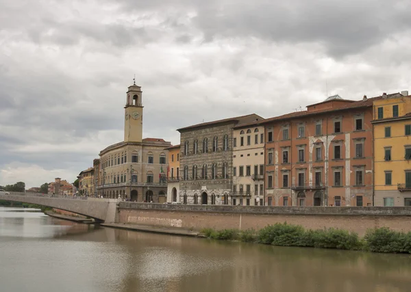 Arno river och waterfront byggnader, pisa — Stockfoto