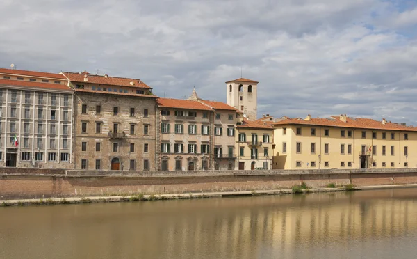 Arno rivier en waterfront gebouwen, pisa — Stockfoto