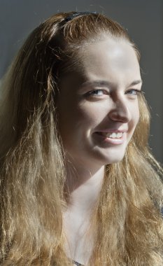 genç çekici uzun sarı saçlı kadın portre