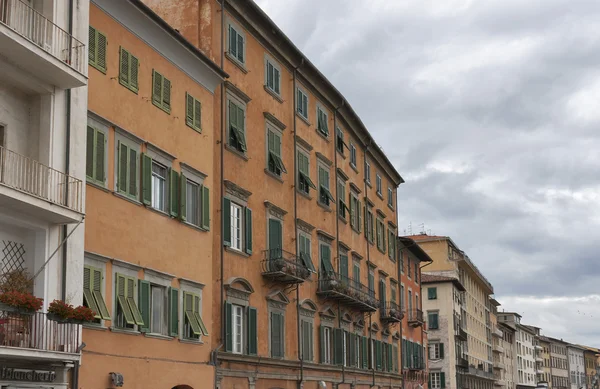 Casas antigas no rio Arno em Pisa — Fotografia de Stock