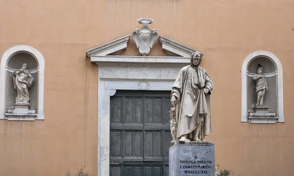 尼科拉 • 皮萨诺雕像在意大利比萨 — 图库照片