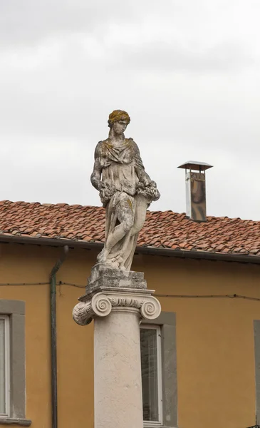 Standbeeld van de jonge vrouw in Pisa — Stockfoto