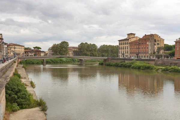 Fiume Arno ed edifici sul lungomare, Pisa — Foto Stock