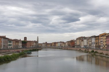 Arno Nehri ve waterfront binalar, Pisa üzerinde ağır bulutlar
