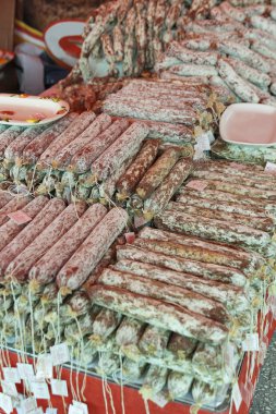 Salam kazıklı sopa yığın sokak pazarında