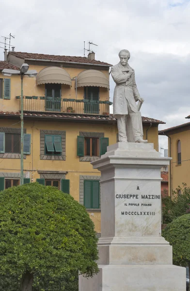 Статуя Джузеппе Мадзини в Пизе — стоковое фото