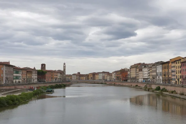 Heavy clouds over Arno River and waterfront buildings, Pisa — Stock Photo, Image