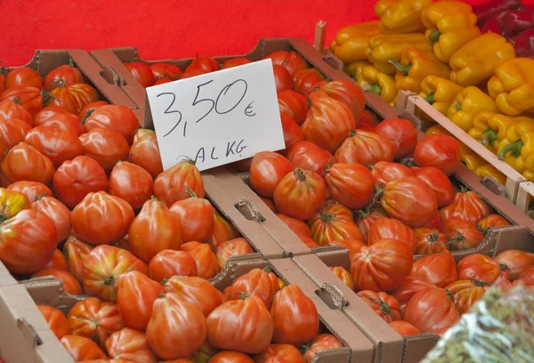 Rajčata s cenovkou v zeleninovém trhu — Stock fotografie