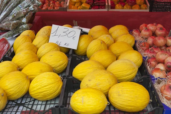 Melons with price tag in the street market — Stock Photo, Image