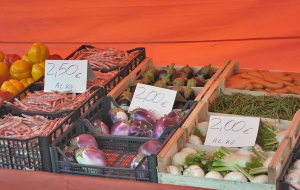 Овощи с ценниками на уличном рынке — стоковое фото