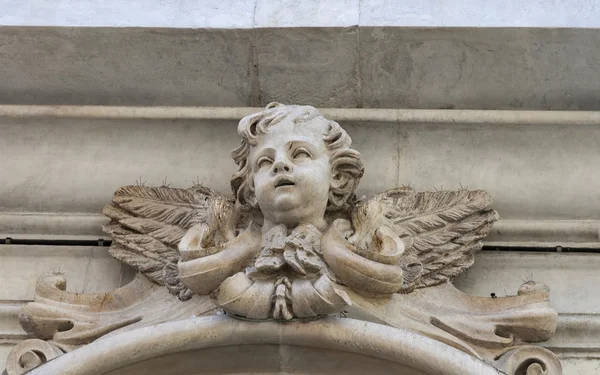 Querubín escultura antigua en la pared de Pisa — Foto de Stock