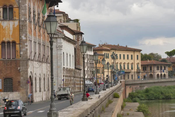 Lungomare del fiume Arno a Pisa — Foto Stock